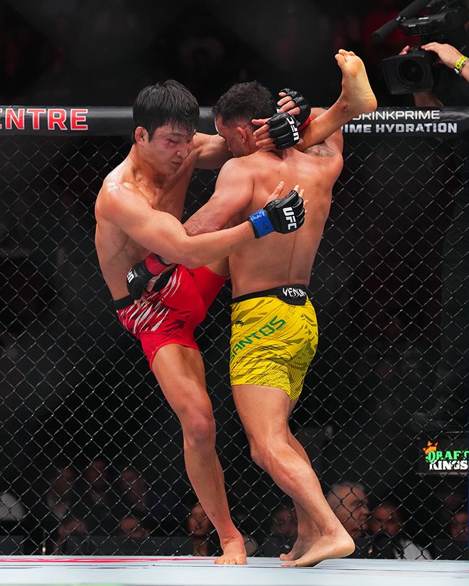 Road to UFC 시즌1 페더급 토너먼트 우승자 이정영이 2025년 5월 캐나다 퀘벡주 몬트리올 벨 센터 UFC 315 제2경기에서 UFC 밴텀급 2승 1패 다니에우 구스타부 곤자가 산투스한테 밀려 넘어지고 있다. 사진=TKO