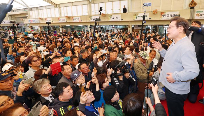 남도문화벨트 골목골목 경청투어에 나선 더불어민주당 이재명 대선 후보가 11일 전남 강진군 강진읍 강진오감통시장을 찾아 연설하고 있다. [사진출처=연합뉴스]