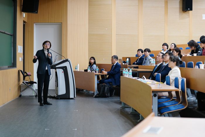 9일 오후 서울대 자연대에서 열린 ‘제1차 자연과학 미래 포럼’에서 김빛내리 서울대 교수가 ‘Unknown Unknowns’를 주제로 발표 중이다. [서울대 자연과학대학]