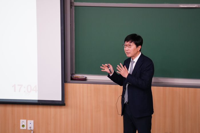 9일 오후 서울대 자연대에서 열린 ‘제1차 자연과학 미래 포럼’에서 박남규 성균관대 종신석좌교수가 ‘페로브스카이트와 만남 그리고 그 이후’를 주제로 발표 중이다. [서울대 자연과학대학]