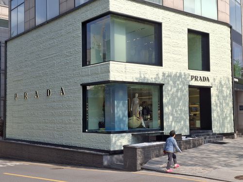 최근 550억원에 거래된 서울 강남구 청담동 명품거리 ‘프라다 빌딩’ 전경. [이승환 기자]