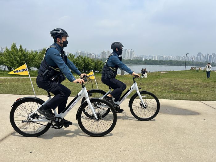 11일 여의도 한강공원에서 ‘K-스마트 순찰’ 시범운영의 일환으로 경찰들이 전기자전거를 탑승하고 한강공원 일대를 순찰 중이다. [김송현 기자]