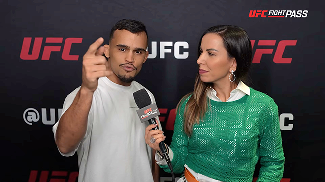 다니에우 구스타부 곤자가 산투스가 2025년 5월 캐나다 퀘벡주 몬트리올 벨 센터 UFC 315 파이트 위크 포르투갈어 인터뷰에서 브라질의 승리를 외치고 있다. 사진=TKO