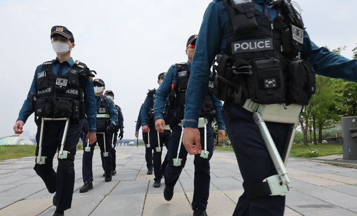 11일 서울 여의도 한강공원에서 서울경찰청 기동대원들이 웨어러블 로봇을 착용하고 순찰 시연을 하고 있다. 웨어러블 로봇 ‘윔’은 하체근력 보조기능이 있어 체력 부담을 줄여준다. 경찰청은 오는 6월까지 드론, 웨어러블 로봇, 전기자전거 등 첨단장비를 활용한 ‘K스마트 순찰’을 시범운영한다. [연합뉴스]