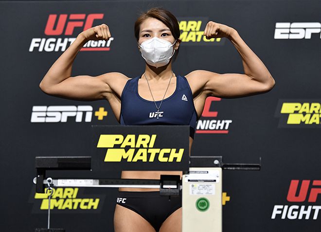 김지연이 2020년 8월 미국 네바다주 엔터프라이즈 UFC on ESPN+ 33 여자 플라이급 계체 통과 후 기념 촬영을 하고 있다. 사진=TKO