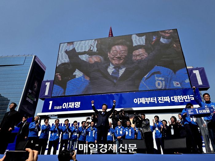 이재명 더불어민주당 대선 후보가 6·3 대통령선거 공식 선거운동 첫날인 12일 서울 광화문 청계광장에서 열린 출정식 및 첫 유세에 참석해 지지자들에게 인사하고 있다. [사진 = 김혜진 기자]