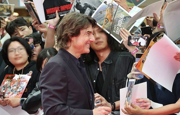 방한한 톰 크루즈의 팬서비스 장면 [사진출처=연합뉴스]