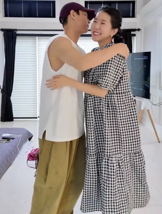 김지혜는 그룹 파란 출신 뮤지컬 배우 최성욱과 2019년 결혼했으며, 지난 2월 난임을 극복하고 시험관 시술을 통해 쌍둥이를 임신했다.사진=김지혜 SNS