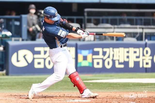 안중열이 11일 두산 더블헤더 1차전에서 안타를 치고 있다. 사진=NC 제공