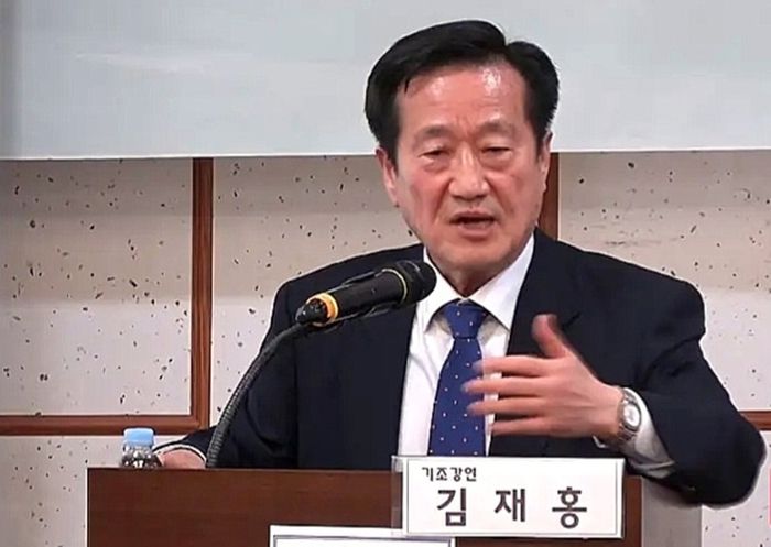 김재홍 80해직언론인협의회 공동대표(17대 국회의원, 전 서울디지털대 총장)가 기조강연을 하고 있다. [사진제공=5.18공로자회]