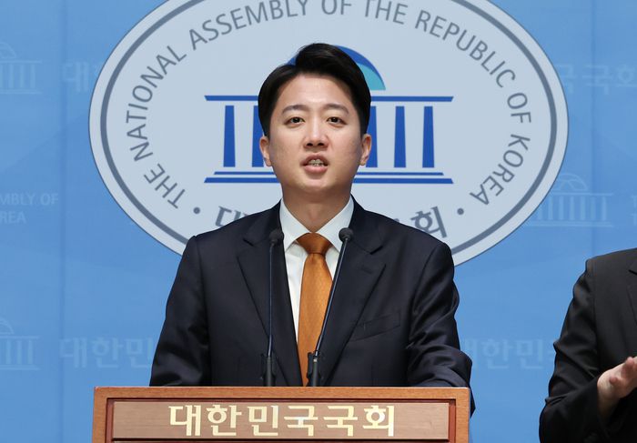 개혁신당 이준석 대선 후보가 제21대 대통령 선거 공식 선거운동 첫날인 12일 서울 여의도 국회 소통관에서 선거 구상 발표를 하고 있다. [사진 = 연합뉴스]