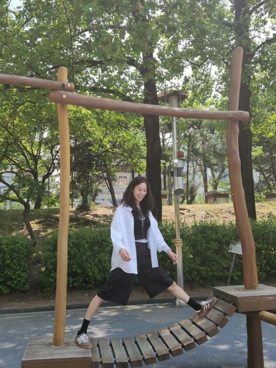 장신영은 놀이기구 위에서 균형을 잡는 익살스러운 포즈를 취했다.사진=장신영 SNS