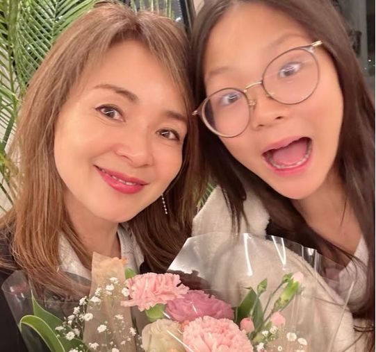 추사랑은 귀여운 익살 표정과 깜찍한 포즈로 보는 이들에게 훈훈한 미소를 안겼다.사진=야노시호 SNS