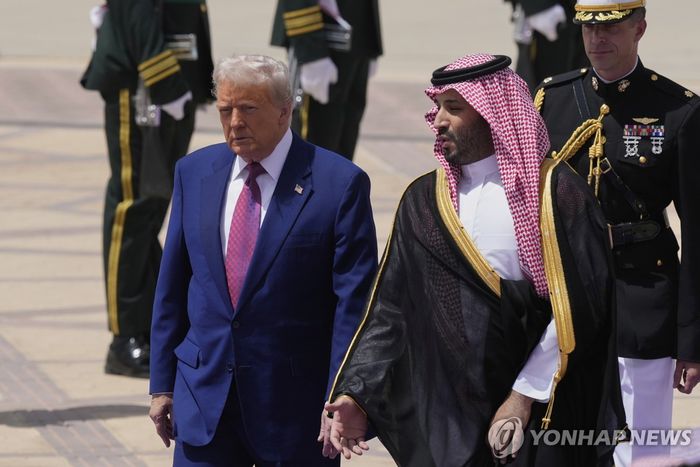 사우디 도착해 무함마드 빈 살만 왕세자(오른쪽) 만난 트럼프 미국 대통령 [AP = 연합뉴스]