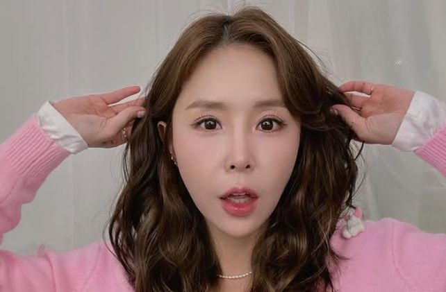 코요태 멤버 신지가 눈 성형 수술을 솔직하게 고백했다. [사진출처 = 신지 인스타그램]