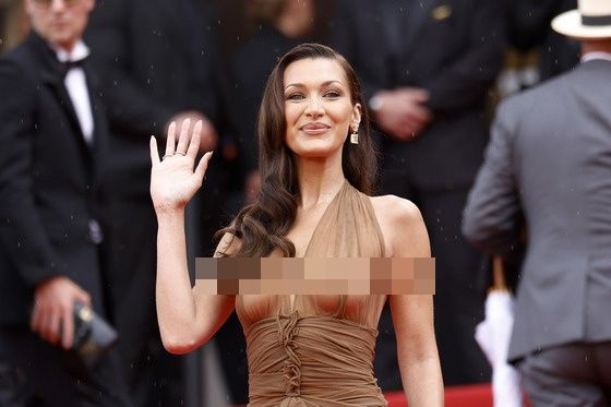 2024년 벨라 하디드 노출 드레스.  사진 I AP=연합뉴스