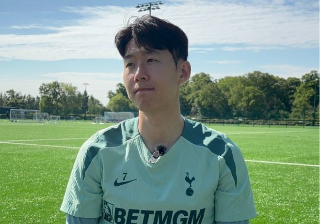 손흥민(토트넘)이 12일(현지시간) 유럽축구연맹(UEFA) 유로파리그(UEL) 결승을 앞두고 북런던 토트넘 홋스퍼 FC 트레이닝 그라운드에서 열린 미디어 오픈 데이에서 한국 취재진과 만나 인터뷰하고 있다. 사진(영국 런던)=연합뉴스 제공