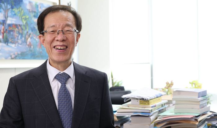 이석연 더불어민주당 공동선대위원장은 지난 8일 서울 강남 사무실에서 진행된 매일경제와의 인터뷰에서 해맑게 웃고 있다. [이충우 기자]