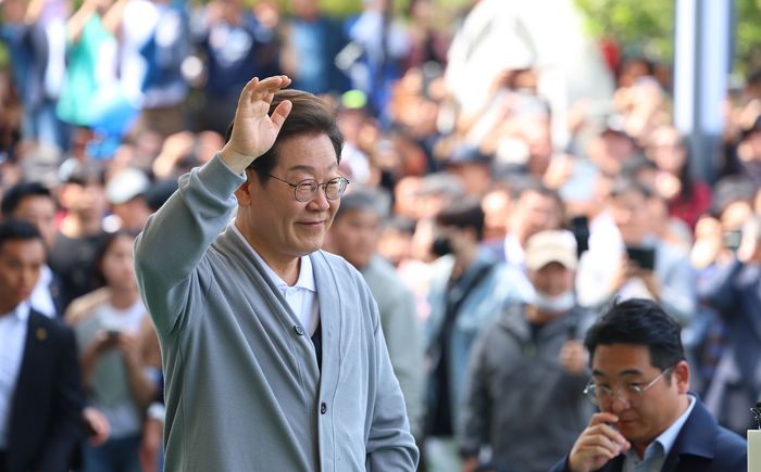 남도문화벨트 골목골목 경청투어에 나선 더불어민주당 이재명 대선 후보가 11일 전남 해남군 해남읍 군민광장을 방문해 연설에 앞서 지지자들에게 인사를 하고 있다. 2025.5.11 [사진 = 연합뉴스]