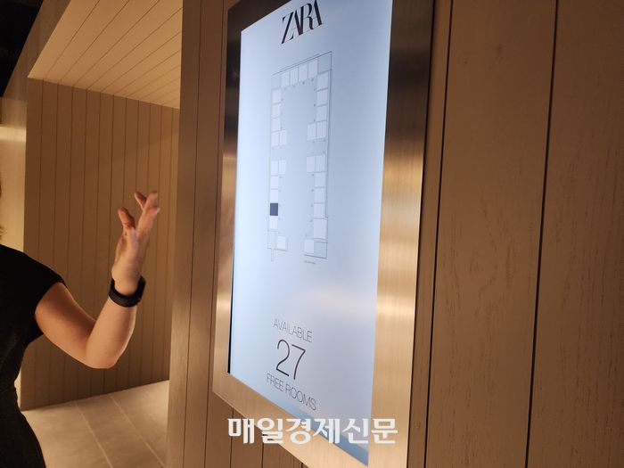 자라(ZARA) 명동 눈스퀘어 플래그십 스토어 내부. [사진=김금이 기자]