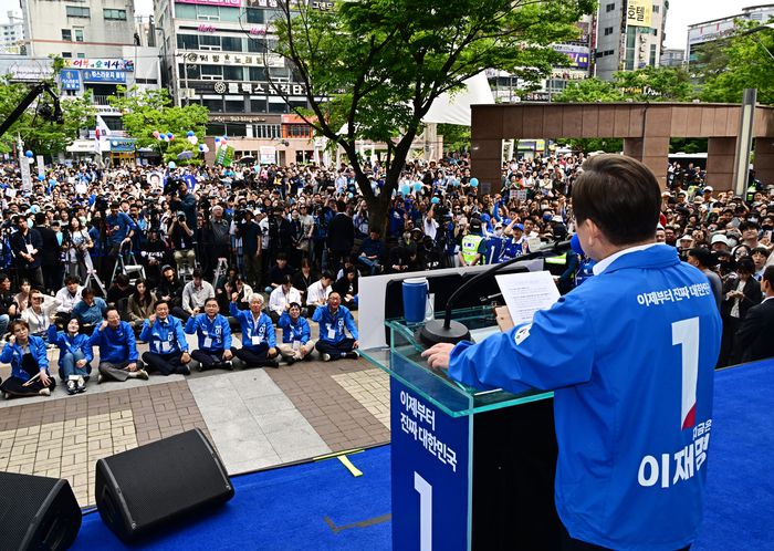 이재명 더불어민주당 대선후보가 14일 오후 경남 창원시 성산구 상남분수광장에서 열린 집중유세에 참석해 연설을 하고 있다. [김호영 기자]
