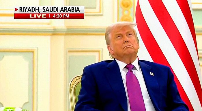 13일(현지시간) 사우디아라비아를 방문해 정상 회동 자리에서 졸음에 빠졌다가 다시 눈을 뜨고 정신을 차리는 트럼프 대통령. <폭스뉴스 영상 캡처>