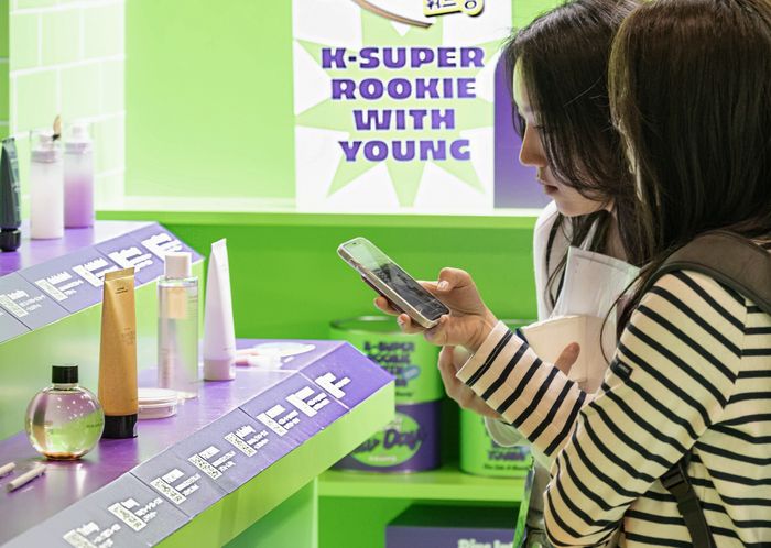 지난 11일 일본 도쿄 지바현 마쿠하리 멧세에서 열린 2025 KCON JAPAN 행사장 올리브영 부스에서 관람객이 ‘K슈퍼루키위드영존’에 비치된 제품을 살펴보고 있다. [김효혜 기자]