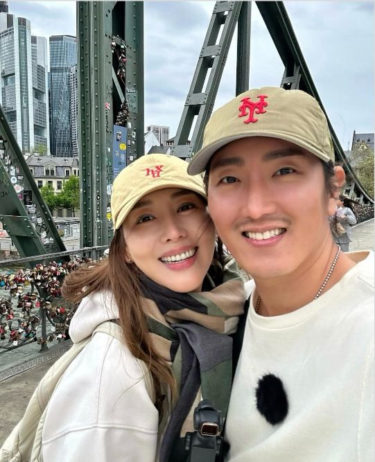 민지영 부부는 프랑크푸르트의 명소들을 배경으로 환한 미소를 지었다. 사진=민지영 SNS