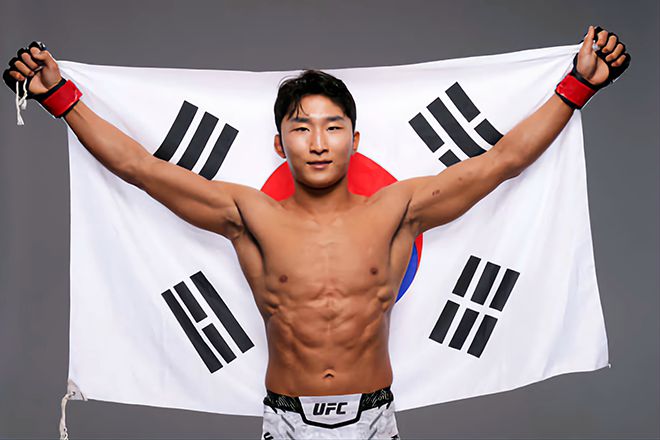 제2대 로드FC 페더급 챔피언 이정영이 2024년 2월 미국 네바다주 엔터프라이즈 UFC 데뷔승 기념 촬영을 하고 있다. 사진=TKO