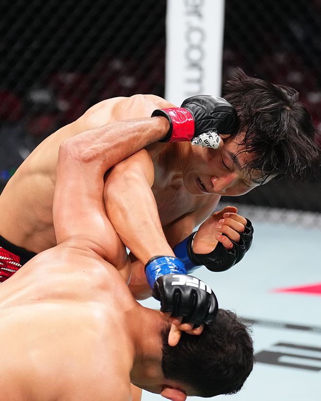 Road to UFC 시즌1 페더급 토너먼트 우승자 이정영이 2025년 5월 캐나다 퀘벡주 몬트리올 벨 센터 UFC 315 제2경기에서 UFC 밴텀급 2승 1패 다니에우 구스타부 곤자가 산투스와 펀치를 주고받고 있다. 사진=TKO