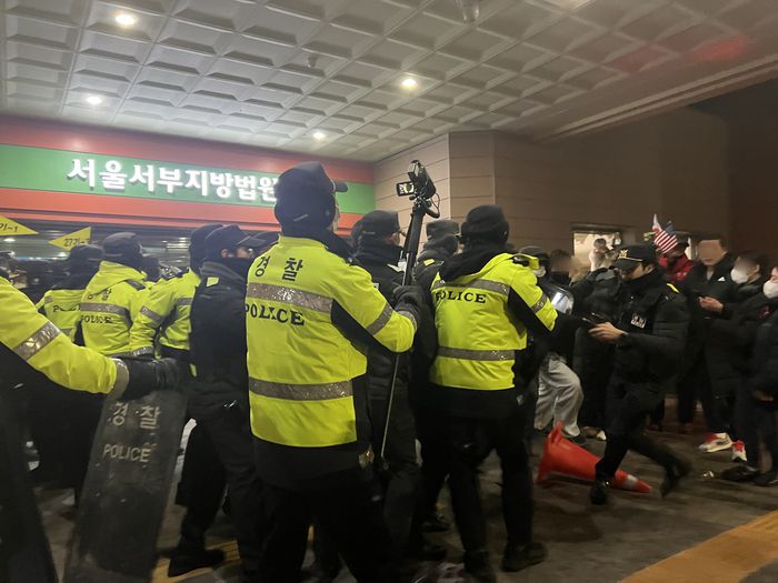 지난 1월 19일 새벽 윤석열 대통령에 대한 구속영장이 발부되자 서울 서부지법에 지지자들이 진입해 난동을 부리자 경찰이 이를 진압하고 있다. [뉴스1]