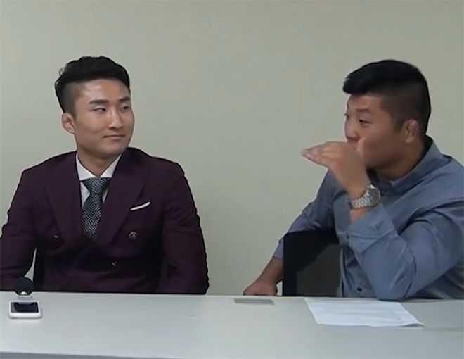 2018년 10월 제2대 로드FC 라이트급 챔피언 권아솔이 다음 달 로드FC 페더급 타이틀에 도전하는 이정영에게 기술적인 단점 보강 필요성을 얘기하고 있다. 사진=세계격투스포츠협회