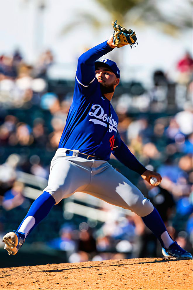 알렉 감보아가 2024년 3월 미국 애리조나주 굿이어 볼파크에서 로스앤젤레스 다저스의 스프링캠프 투수로 등판하여 클리블랜드 가디언스를 상대하고 있다. 사진=Getty Images=연합뉴스 제공