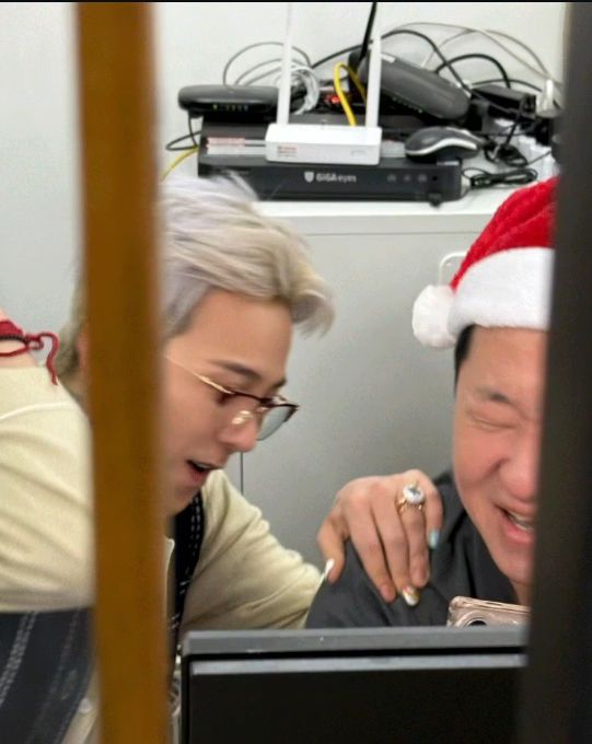 지드래곤이 정형돈과의 훈훈한 ‘B컷 포옹’ 사진을 깜짝 공개했다.사진=지드래곤 부게정