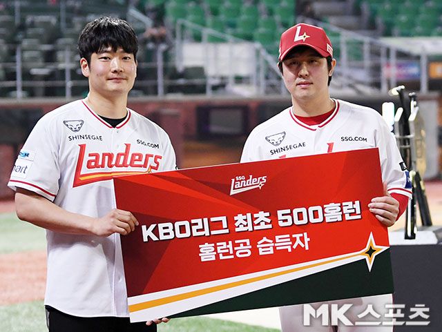 KBO리그 최초 500홈런 달성한 최정, 홈런볼 주인공 조상현씨와 함께 기념 사진을 촬영 중이다. 사진=김영구 기자