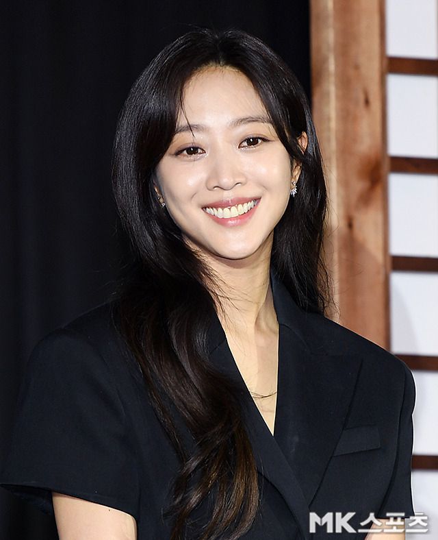 부드러운 웨이브 헤어, 미니멀한 실버 주얼리로 스타일링을 마무리해 조보아 특유의 청순하고 고급스러운 미모를 극대화했다. 사진=천정환 기자