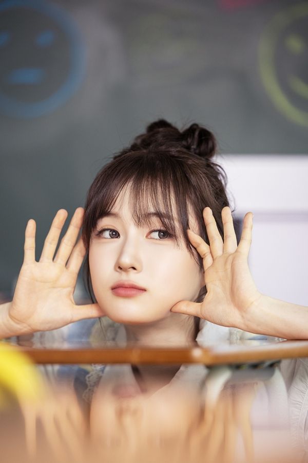신인 가수 수린(SOORIN)이 풋풋한 5세대 솔로의 등장을 알렸다.