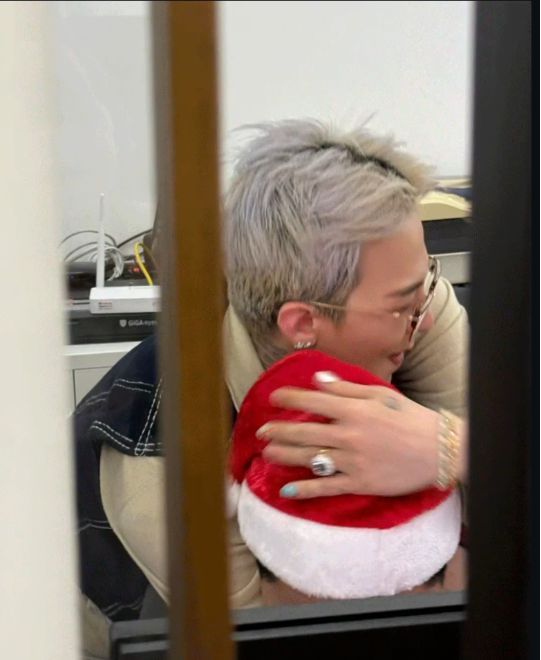 지드래곤은 산타 모자를 쓴 정형돈을 끌어안고 뜨거운 포옹을 나누는 모습으로, 두 사람의 변함없는 의리를 과시했다.사진=지드래곤 부계정