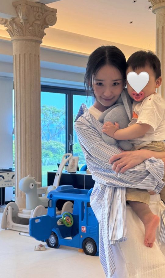 손연재는 포근한 파란 스트라이프 셔츠에 아들을 품에 안은 채 환하게 미소를 지었다. 사진=손연재 SNS