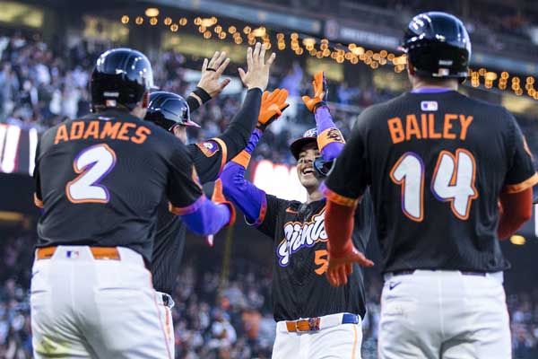 만루홈런을 때린 코스가 동료들의 환영을 받고 있다. 사진= John Hefti-Imagn Images= 연합뉴스 제공