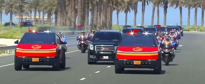 트럼프 대통령 앞 카타르 사이버트럭 의전 차량 14일(현지시간) 카타르 도하에 도착한 트럼프 대통령 차량들 앞에서 이동을 지휘하는 테슬라의 사이버트럭 모습.