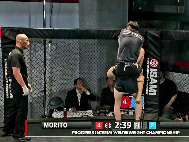 제11대 DEEP 라이트급 챔피언 및 제2대 블랙컴뱃 라이트급 챔피언 이송하가 2025년 5월 국제브라질주짓수연맹 아시아선수권대회 금메달리스트 모리토 신지의 맨손 조르기 기술에서 빠져나오지 못하고 있다. 사진=PROGRESS実行委員会
