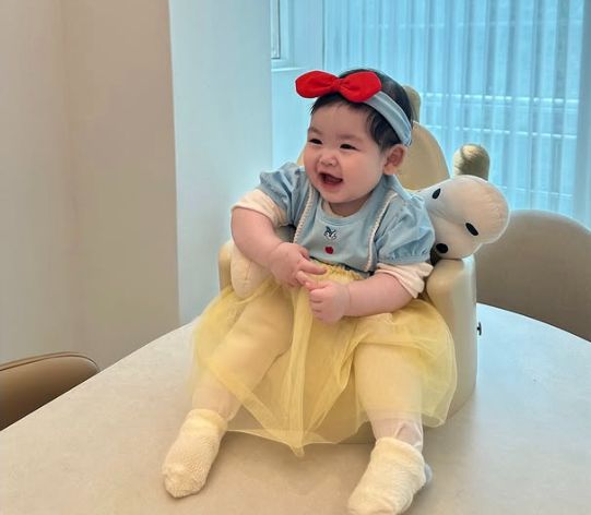 동글동글한 볼과 해맑은 미소, 아기 특유의 통통한 볼살이 보는 이들의 심장을 저격했다.사진=박수홍 SNS