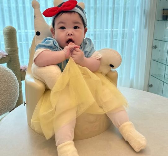 박수홍과 김다예 부부의 딸 재이는 빨간 리본 헤어밴드와 블루 드레스, 옐로우 튤 스커트로 완벽한 스노우화이트 룩을 완성했다. 사진=박수홍 SNS