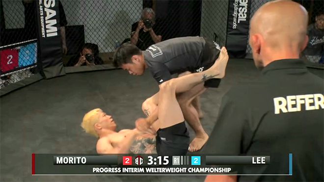 제11대 DEEP 라이트급 챔피언 및 제2대 블랙컴뱃 라이트급 챔피언 이송하가 2025년 5월 국제브라질주짓수연맹 아시아선수권대회 금메달리스트 모리토 신지에게 리버설을 허용하여 프로그레스 웰터급 잠정 타이틀매치 2점을 내주고 있다. 사진=PROGRESS実行委員会