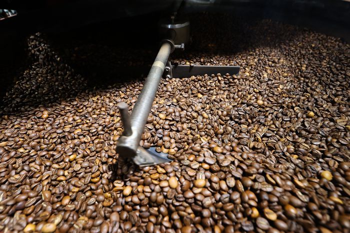 지난 2월 10일 서울 종로구 문할로커피로스터리(MHCR)에서 임규훈 대표가 커피 로스팅 작업을 하고 있다. [사진 = 연합뉴스]