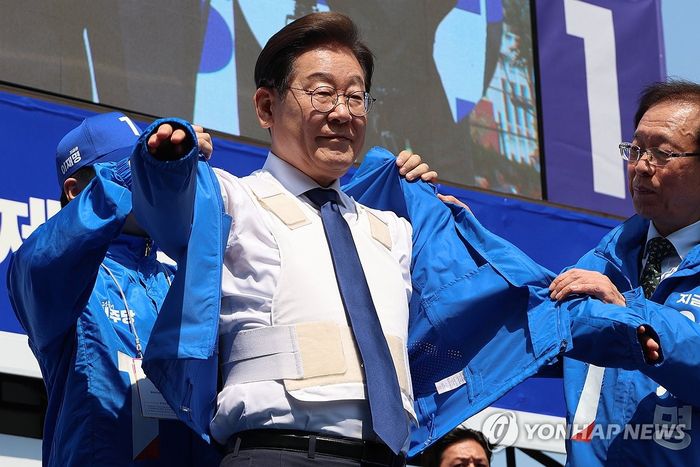 이재명 더불어민주당 대선 후보가 6·3 대통령선거 공식 선거운동 첫날인 지난 12일 서울 광화문 청계광장에서 열린 중앙선대위 출정식 및 첫 유세에서 방탄복 위에 선대위 점퍼를 입고 있다. [사진 출처 = 연합뉴스]