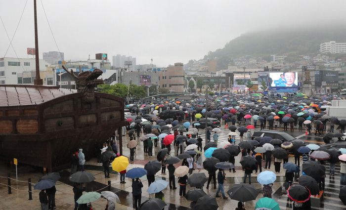 이재명 더불어민주당 대선 후보가 ‘이순신 호국 벨트’ 유세차 15일 오후 전남 여수시 이순신광장을 찾아 지지를 호소하고 있다. [김호영 기자]