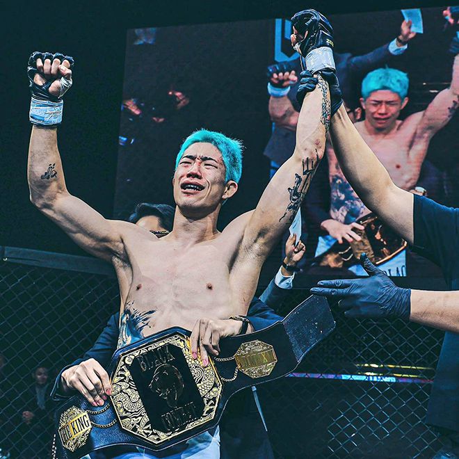 이송하가 2022년 12월 인천광역시 파라다이스시티 크로마 클럽에서 제2대 블랙컴뱃 라이트급 챔피언으로 등극하며 감격하고 있다. 사진=이데아 파라곤