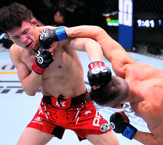 RTU 시즌1 토너먼트 우승자 박현성이 2023년 12월 미국 네바다주 엔터프라이즈 UFC on ESPN+ 91 플라이급 시합 공격에 실패하면서 상대 펀치를 허용하고 있다. 사진=TKO